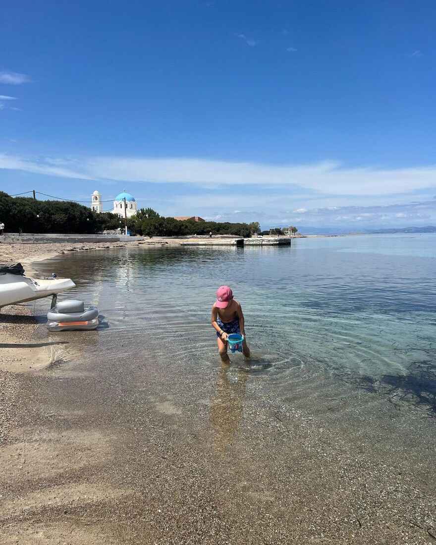 Κατερίνα Παπουτσάκη: Το φωτογραφικό άλμπουμ από τις διακοπές με τους γιους της στο Αγκίστρι
