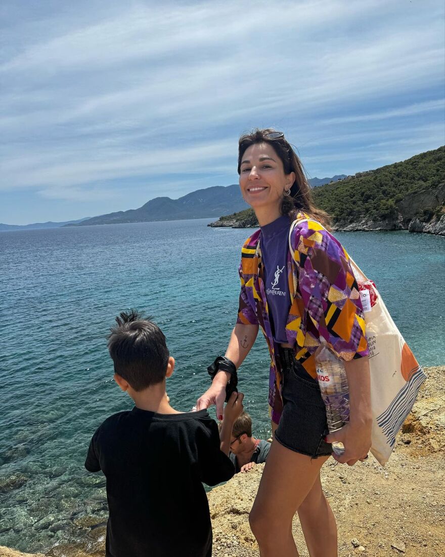 Κατερίνα Παπουτσάκη: Το φωτογραφικό άλμπουμ από τις διακοπές με τους γιους της στο Αγκίστρι
