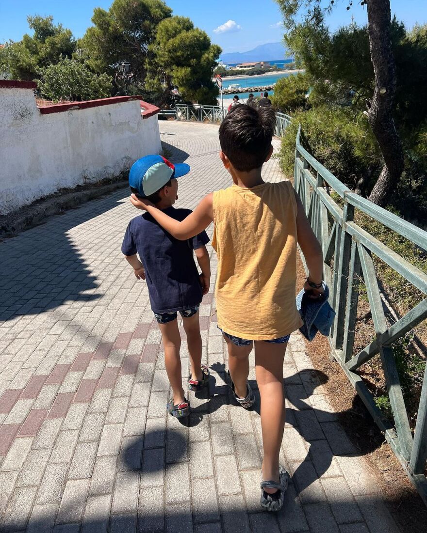 Κατερίνα Παπουτσάκη: Το φωτογραφικό άλμπουμ από τις διακοπές με τους γιους της στο Αγκίστρι