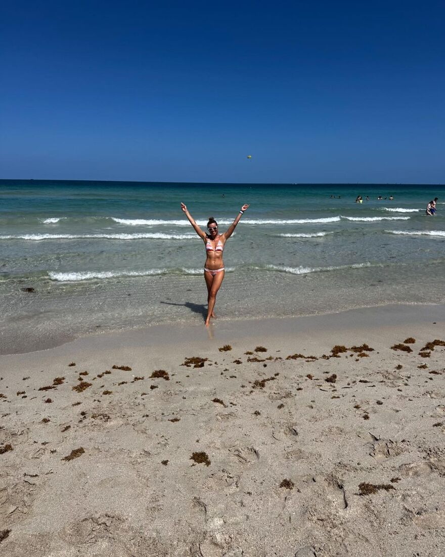 Μαριέττα Χρουσαλά: Απολαμβάνει τις πρώτες της βουτιές - Οι φωτογραφίες στην παραλία