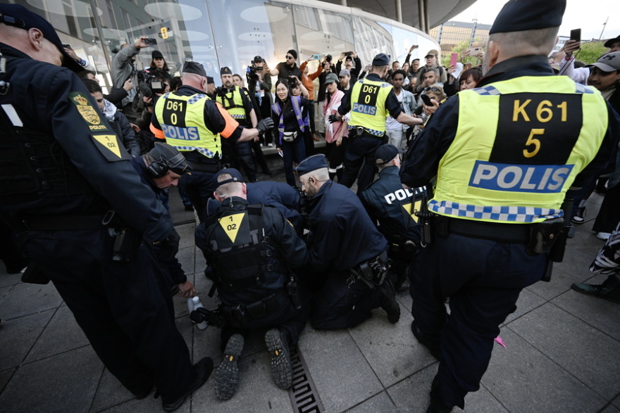 Eurovision: Συγκρούσεις μεταξύ αστυνομίας και φιλοπαλαιστίνιων διαδηλωτών έξω από τον χώρο διεξαγωγής του τελικού