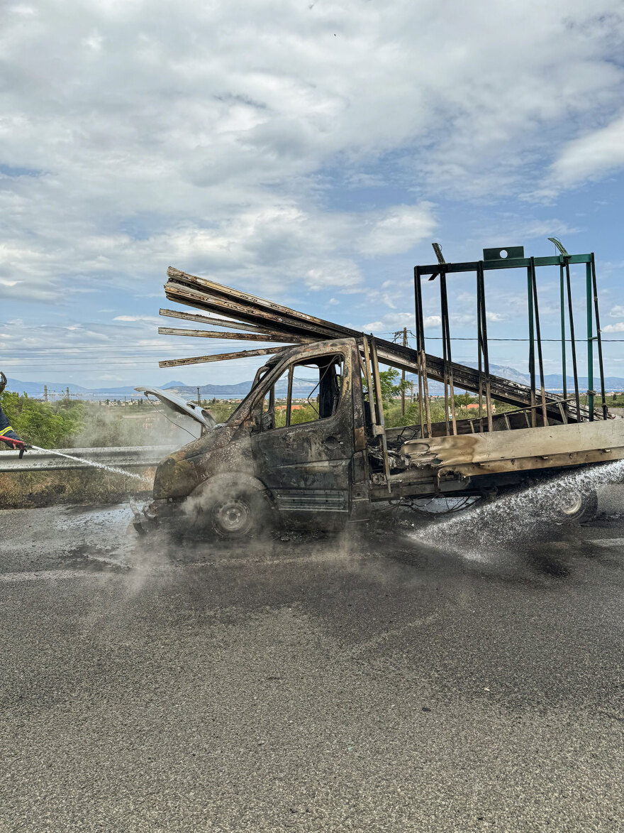Φωτιά ξέσπασε σε φορτηγάκι εν κινήσει στην εθνική οδό Κορίνθου - Πατρών (Δείτε βίντεο και φωτογραφίες)
