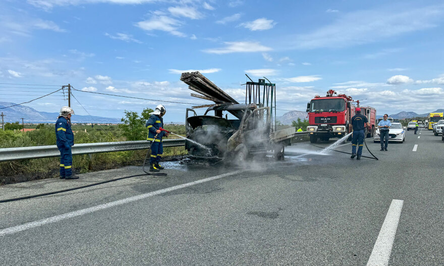 Φωτιά ξέσπασε σε φορτηγάκι εν κινήσει στην εθνική οδό Κορίνθου - Πατρών (Δείτε βίντεο και φωτογραφίες)