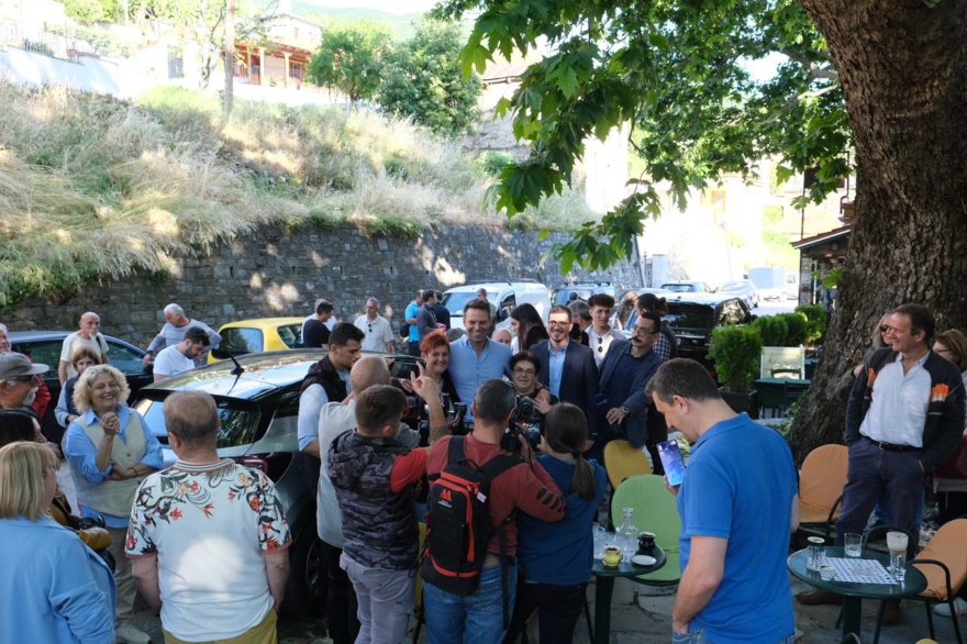 Επίσκεψη Κασσελάκη στη Λίμνη Κάρλα: Αγροτική οικονομία, δημόσια υγεία και υποδομές παραμένουν ακόμα τραυματισμένες