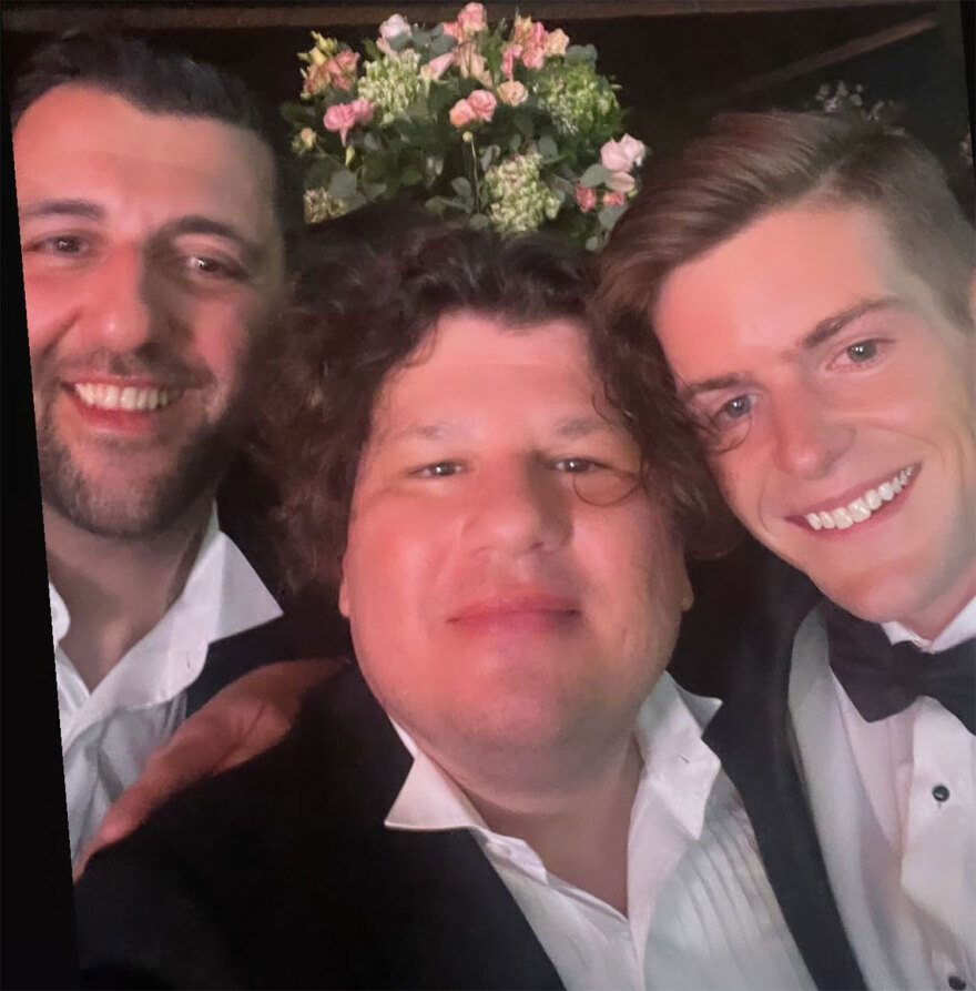 Στον γάμο του εφοπλιστή Αντώνη Ξυλά η κοσμική Αθήνα, παρών και ο Στέφανος Κασσελάκης  με τον Τάιλερ - Δείτε βίντεο και φωτογραφίες