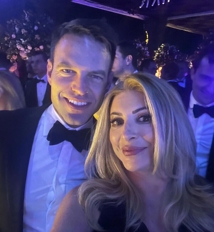 Στον γάμο του εφοπλιστή Αντώνη Ξυλά η κοσμική Αθήνα, παρών και ο Στέφανος Κασσελάκης  με τον Τάιλερ - Δείτε βίντεο και φωτογραφίες