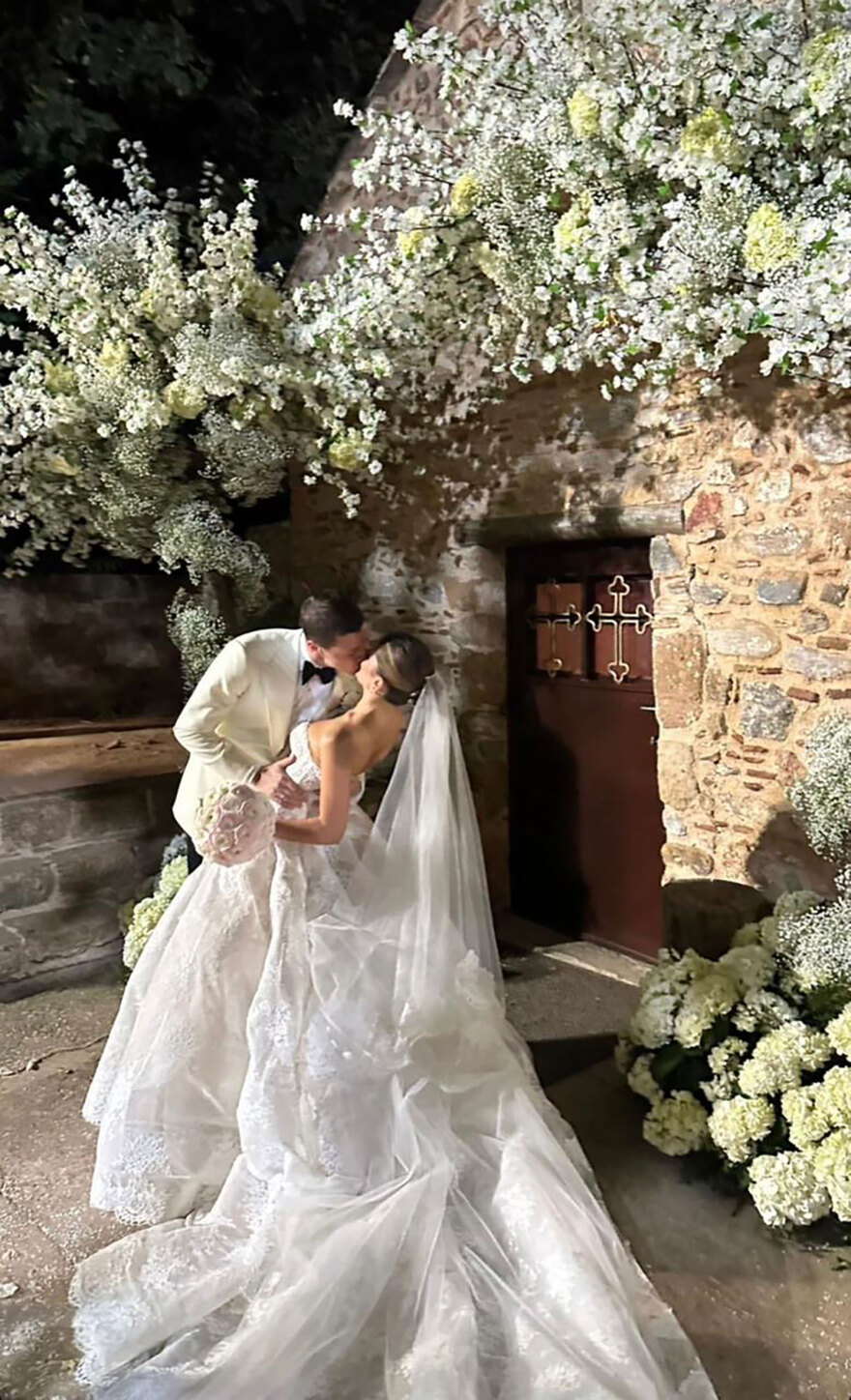 Στον γάμο του εφοπλιστή Αντώνη Ξυλά η κοσμική Αθήνα, παρών και ο Στέφανος Κασσελάκης  με τον Τάιλερ - Δείτε βίντεο και φωτογραφίες