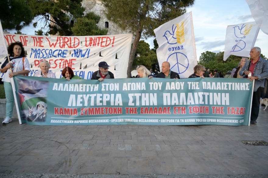 Ολονυxτία φοιτητών σε Προπύλαια και Λευκό Πύργο για την Παλαιστίνη: Δεκάδες φαναράκια στον ουρανό - Δείτε βίντεο και φωτογραφίες