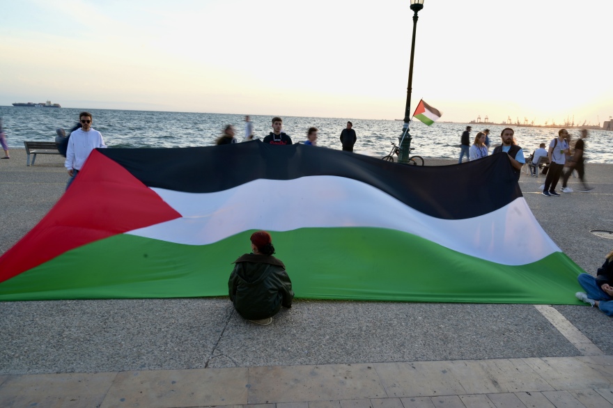 Ολονυxτία φοιτητών σε Προπύλαια και Λευκό Πύργο για την Παλαιστίνη: Δεκάδες φαναράκια στον ουρανό - Δείτε βίντεο και φωτογραφίες