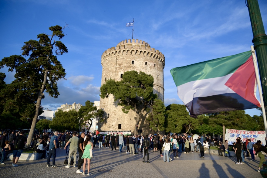 Ολονυxτία φοιτητών σε Προπύλαια και Λευκό Πύργο για την Παλαιστίνη: Δεκάδες φαναράκια στον ουρανό - Δείτε βίντεο και φωτογραφίες