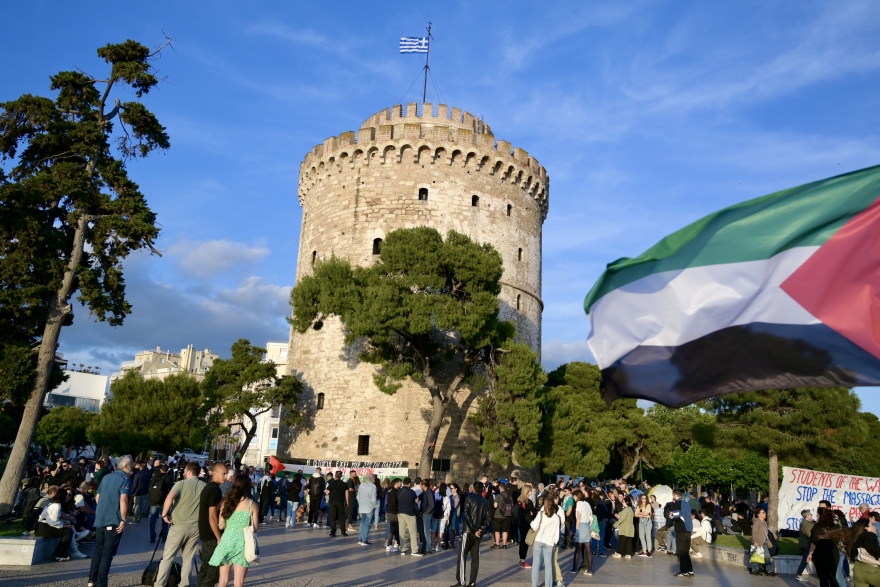 Ολονυxτία φοιτητών σε Προπύλαια και Λευκό Πύργο για την Παλαιστίνη: Δεκάδες φαναράκια στον ουρανό - Δείτε βίντεο και φωτογραφίες