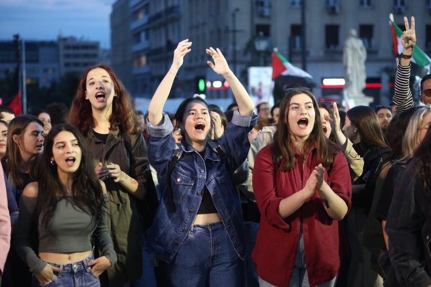 Ολονυxτία φοιτητών σε Προπύλαια και Λευκό Πύργο για την Παλαιστίνη: Δεκάδες φαναράκια στον ουρανό - Δείτε βίντεο και φωτογραφίες