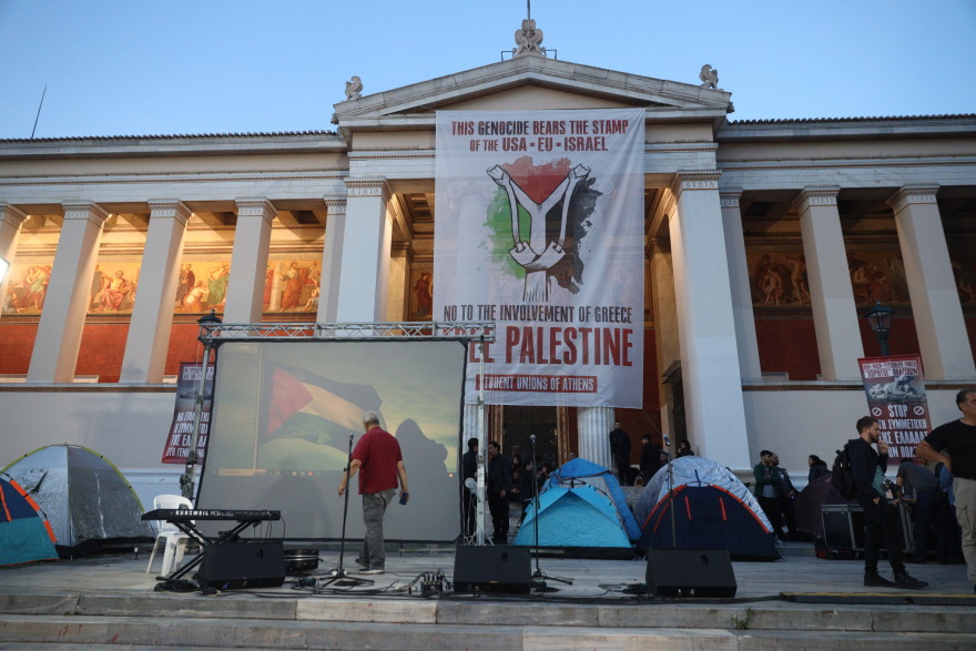 Ολονυxτία φοιτητών σε Προπύλαια και Λευκό Πύργο για την Παλαιστίνη: Δεκάδες φαναράκια στον ουρανό - Δείτε βίντεο και φωτογραφίες