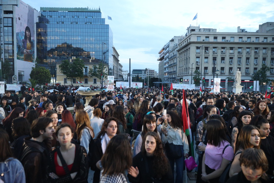 Ολονυxτία φοιτητών σε Προπύλαια και Λευκό Πύργο για την Παλαιστίνη: Δεκάδες φαναράκια στον ουρανό - Δείτε βίντεο και φωτογραφίες