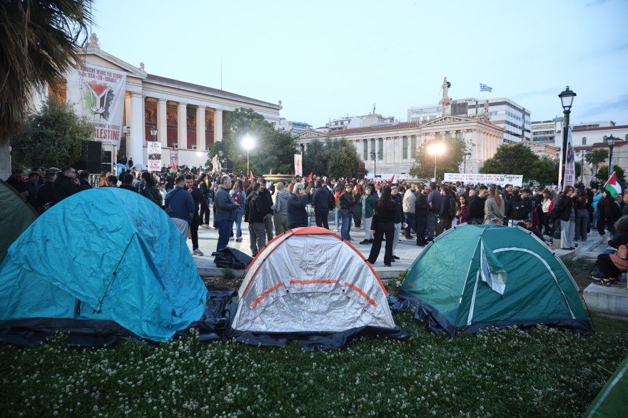 Ολονυxτία φοιτητών σε Προπύλαια και Λευκό Πύργο για την Παλαιστίνη: Δεκάδες φαναράκια στον ουρανό - Δείτε βίντεο και φωτογραφίες