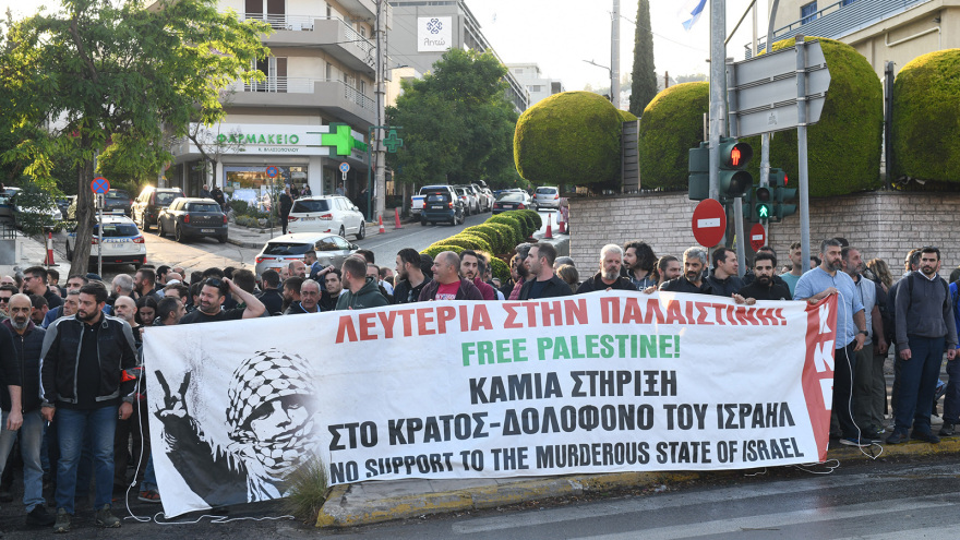 Ολονυxτία φοιτητών σε Προπύλαια και Λευκό Πύργο για την Παλαιστίνη: Δεκάδες φαναράκια στον ουρανό - Δείτε βίντεο και φωτογραφίες