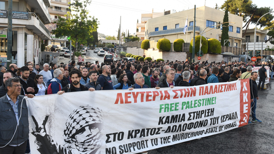 Ολονυxτία φοιτητών σε Προπύλαια και Λευκό Πύργο για την Παλαιστίνη: Δεκάδες φαναράκια στον ουρανό - Δείτε βίντεο και φωτογραφίες