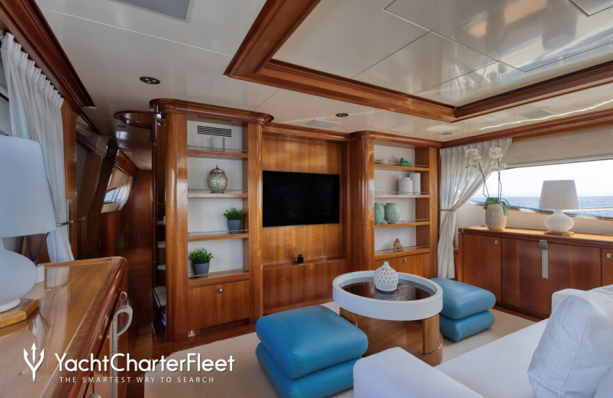 Σπέτσες: «Έγιναν όλα σε χρόνο dt» λέει ο ιδιοκτήτης της θαλαμηγού που έπεσε στην προβλήτα