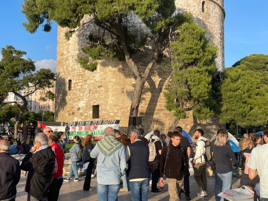 Ολονυxτία φοιτητών σε Προπύλαια και Λευκό Πύργο για την Παλαιστίνη: Δεκάδες φαναράκια στον ουρανό - Δείτε βίντεο και φωτογραφίες