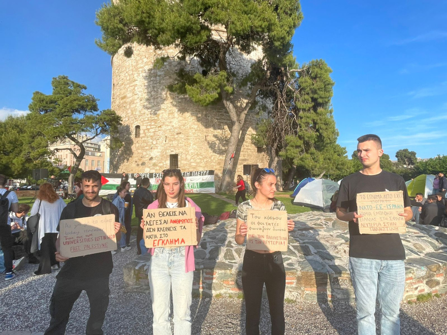 Ολονυxτία φοιτητών σε Προπύλαια και Λευκό Πύργο για την Παλαιστίνη: Δεκάδες φαναράκια στον ουρανό - Δείτε βίντεο και φωτογραφίες