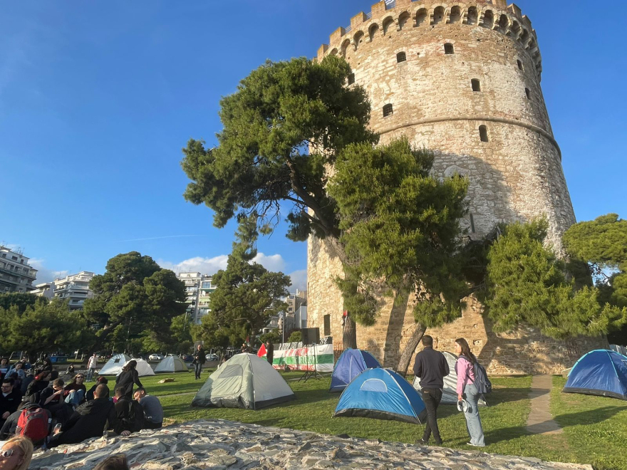 Ολονυxτία φοιτητών σε Προπύλαια και Λευκό Πύργο για την Παλαιστίνη: Δεκάδες φαναράκια στον ουρανό - Δείτε βίντεο και φωτογραφίες
