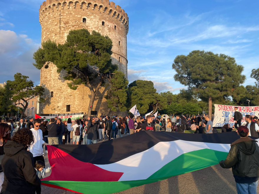 Ολονυxτία φοιτητών σε Προπύλαια και Λευκό Πύργο για την Παλαιστίνη: Δεκάδες φαναράκια στον ουρανό - Δείτε βίντεο και φωτογραφίες