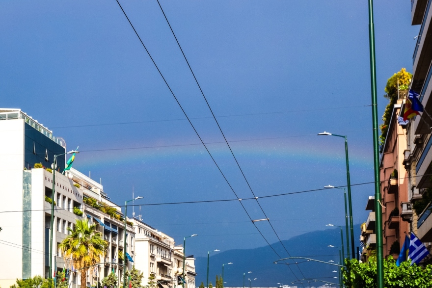 Καιρός: Ουράνιο τόξο γέμισε με χρώματα την Αθήνα μετά τη βροχή - Δείτε φωτογραφίες