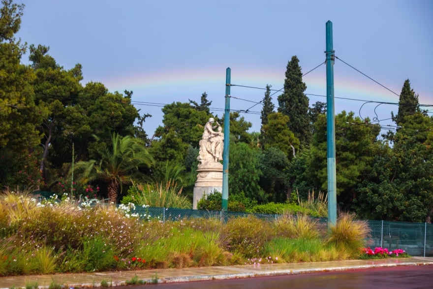 Καιρός: Ουράνιο τόξο γέμισε με χρώματα την Αθήνα μετά τη βροχή - Δείτε φωτογραφίες