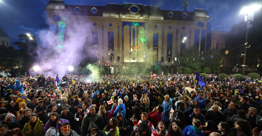 Γεωργία: Χάος στη Βουλή, πιάστηκαν στα χέρια για το νομοσχέδιο περί «ξένων πρακτόρων» - Μαζικές διαδηλώσεις