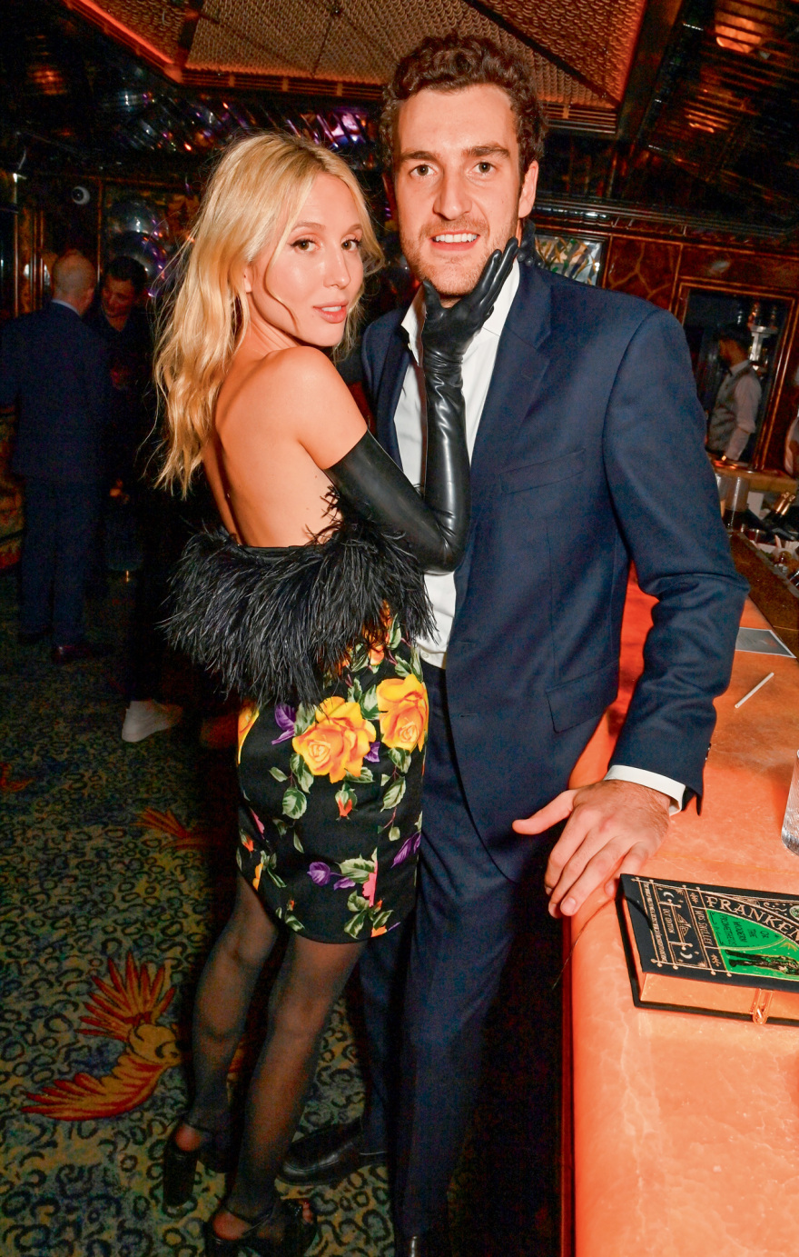  Ερωτικό The Crown: Δύο  μνηστήρες για τη Μαρία - Ολυμπία