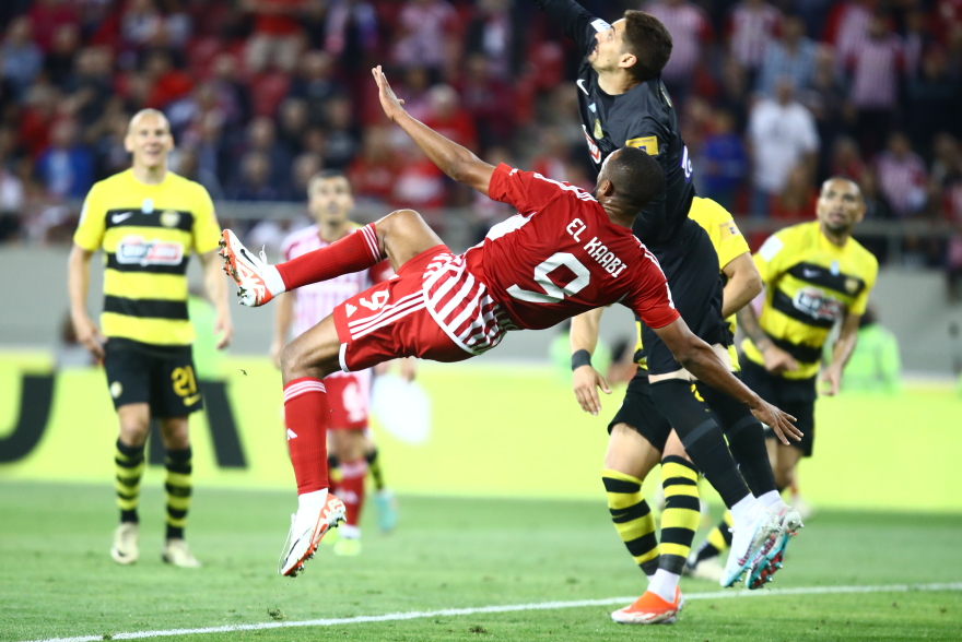 Την γκρέμισε από την κορυφή - Ο Ολυμπιακός 2-0 την ΑΕΚ στον Πειραιά - Δείτε τα γκολ 