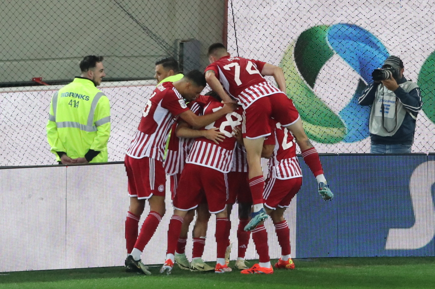 Την γκρέμισε από την κορυφή - Ο Ολυμπιακός 2-0 την ΑΕΚ στον Πειραιά - Δείτε τα γκολ 