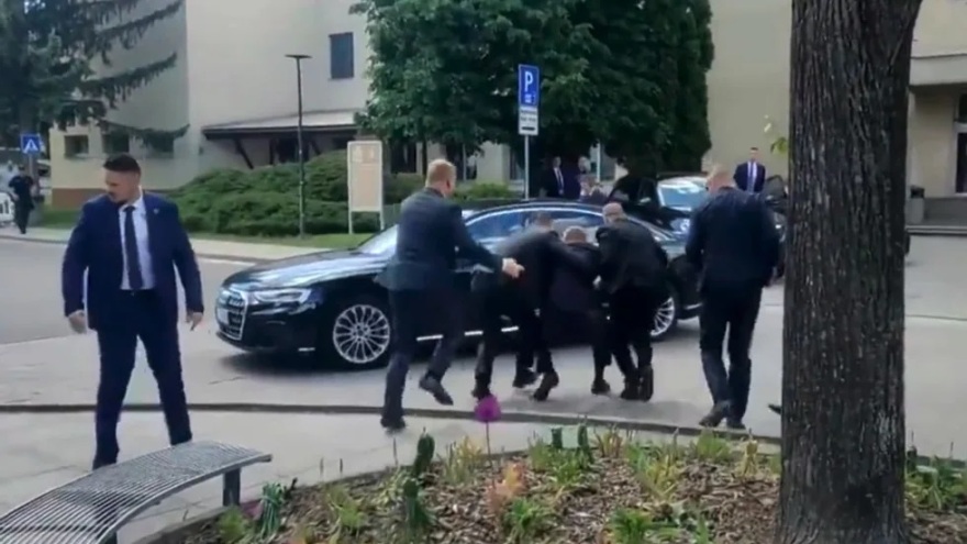 Σλοβακία - Ρόμπερτ Φίτσο: Παγκόσμιο σοκ για την απόπειρα δολοφονίας, δίνει μάχη για τη ζωή του - Σεκιουριτάς και συγγραφέας ο δράστης