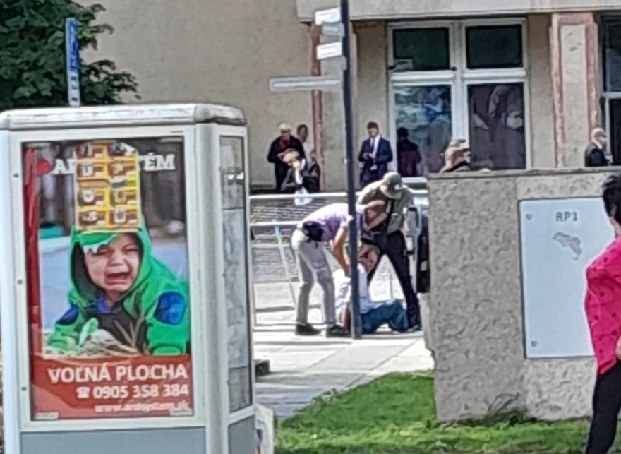 Ο γνωστός Σλοβάκος λογοτέχνης Τσιντούλα πυροβόλησε τον πρωθυπουργό της χώρας Ρόμπερτ Φίτσο