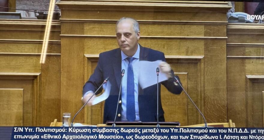 Ο Βελόπουλος έσκισε το ΦΕK της Συμφωνίας των Πρεσπών στο βήμα της Βουλής - Δείτε βίντεο 