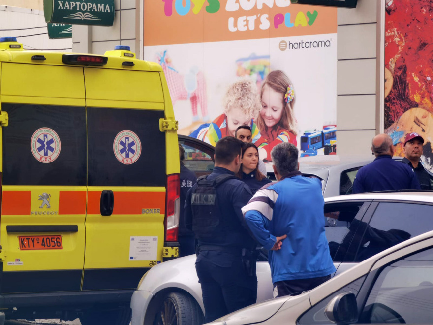 Μενίδι: Θρίλερ με νεκρή γυναίκα στη μέση του δρόμου - Την μαχαίρωσαν στην κοιλιά