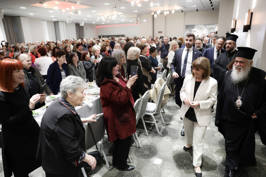 Σακελλαροπούλου: Σημαιοφόροι της συμπόνιας, αχθοφόροι του καλού οι ιερείς