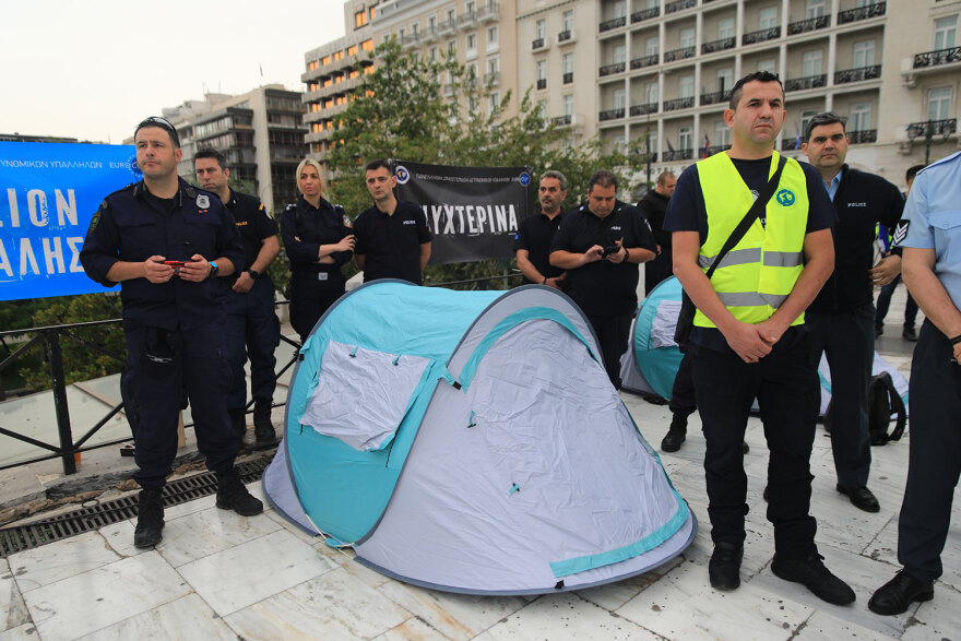Αστυνομικοί: Διαμαρτυρία στο Σύνταγμα με σκηνές για τη μείωση της αποζημίωσης διανυκτέρευσης