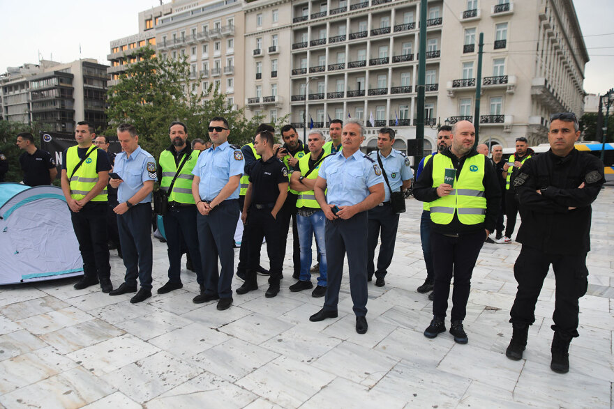 Αστυνομικοί: Διαμαρτυρία στο Σύνταγμα με σκηνές για τη μείωση της αποζημίωσης διανυκτέρευσης