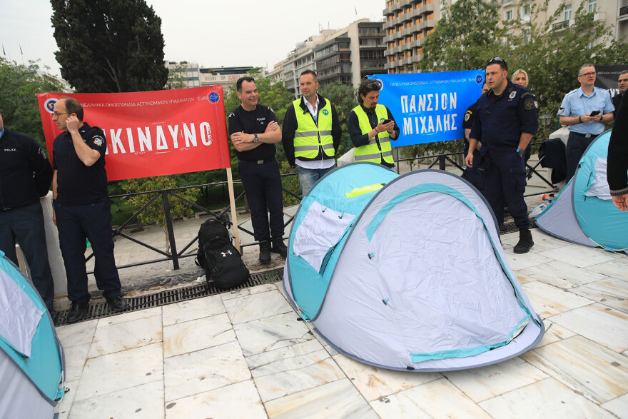 Αστυνομικοί: Διαμαρτυρία στο Σύνταγμα με σκηνές για τη μείωση της αποζημίωσης διανυκτέρευσης