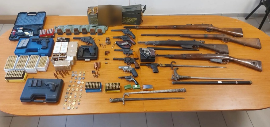 Σάμος: Αλλοδαπή είχε στο σπίτι της πιστόλια, περίστροφα, τυφέκια και φυσίγγια