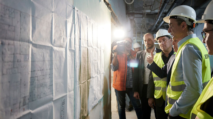 Επίσκεψη Μητσοτάκη στο ΚΑΤ: Θέλουμε το ΕΣΥ να είναι ελκυστικό και για νέους γιατρούς 