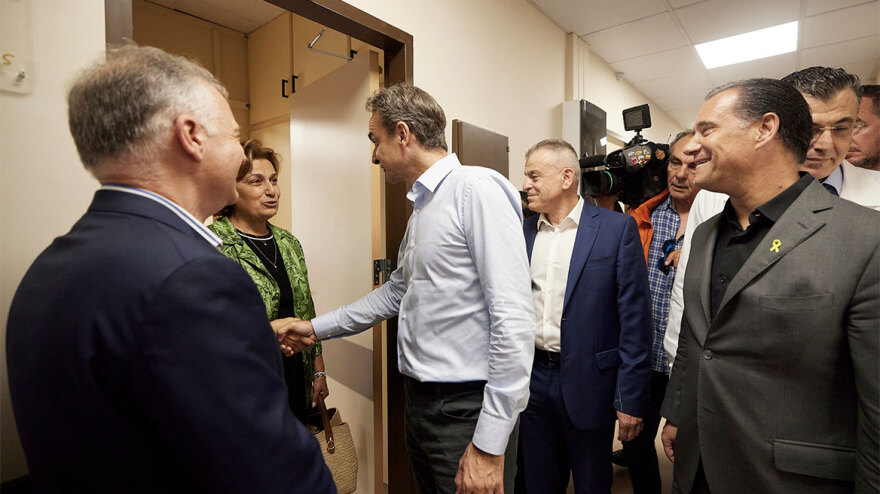 Επίσκεψη Μητσοτάκη στο ΚΑΤ: Θέλουμε το ΕΣΥ να είναι ελκυστικό και για νέους γιατρούς 