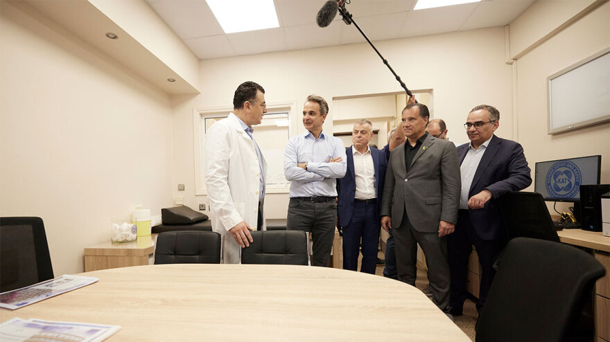 Επίσκεψη Μητσοτάκη στο ΚΑΤ: Θέλουμε το ΕΣΥ να είναι ελκυστικό και για νέους γιατρούς 