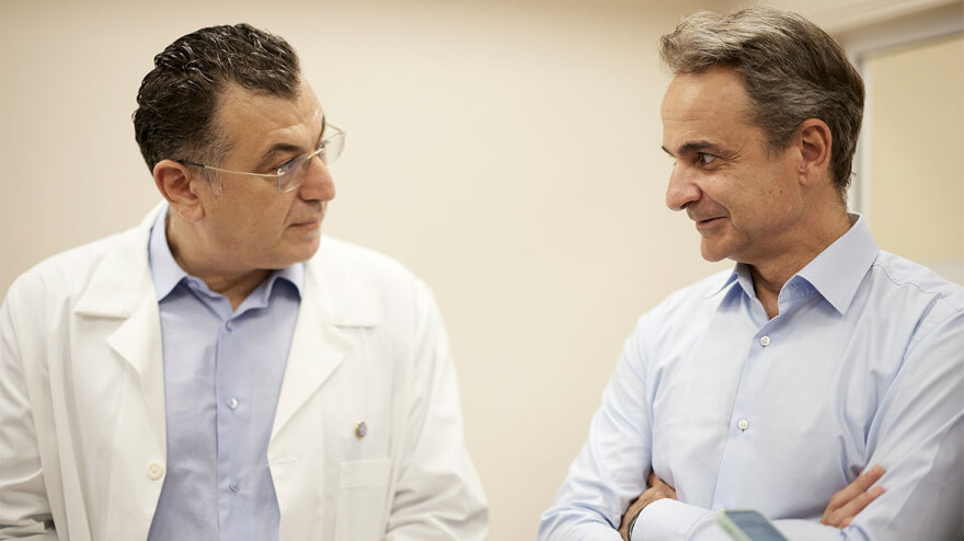 Επίσκεψη Μητσοτάκη στο ΚΑΤ: Θέλουμε το ΕΣΥ να είναι ελκυστικό και για νέους γιατρούς 
