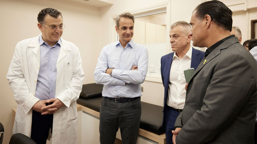 Επίσκεψη Μητσοτάκη στο ΚΑΤ: Θέλουμε το ΕΣΥ να είναι ελκυστικό και για νέους γιατρούς 