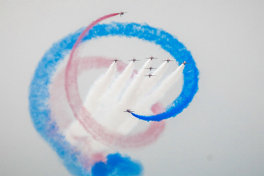 Αεροπορική επίδειξη των Red Arrows στο Φλοίσβo - Βίντεο με τις εντυπωσιακές πτήσεις