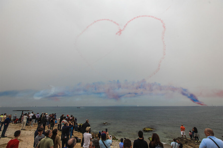 Αεροπορική επίδειξη των Red Arrows στο Φλοίσβo - Βίντεο με τις εντυπωσιακές πτήσεις