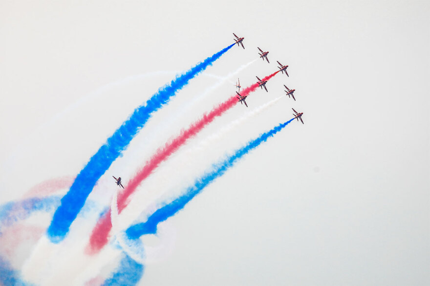 Αεροπορική επίδειξη των Red Arrows στο Φλοίσβo - Βίντεο με τις εντυπωσιακές πτήσεις