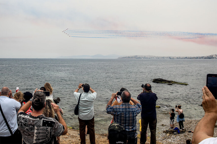 Αεροπορική επίδειξη των Red Arrows στο Φλοίσβo - Βίντεο με τις εντυπωσιακές πτήσεις